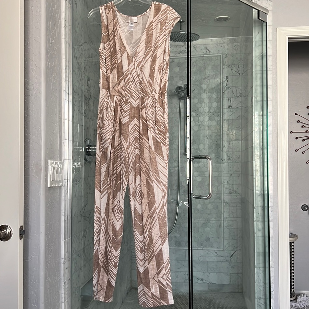 Super cute jumpsuit great for spring/summer.
